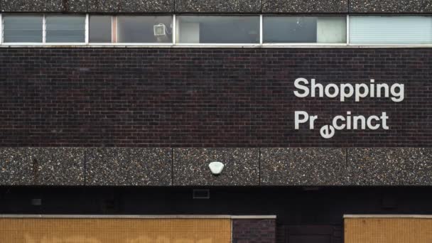 从绿色城市里掉下来的信的衰退视频英国购物区的标志 — 图库视频影像