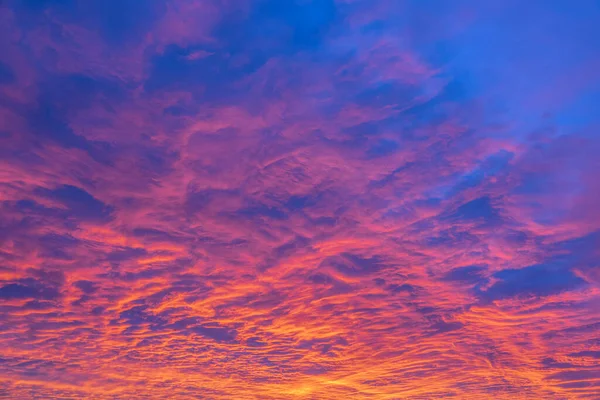 Textura Fondo Una Puesta Sol Increíble Con Nubes Azules Púrpuras — Foto de Stock