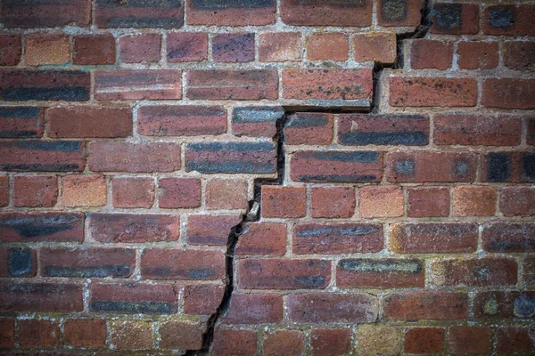 古い赤レンガの壁に大きな亀裂 — ストック写真