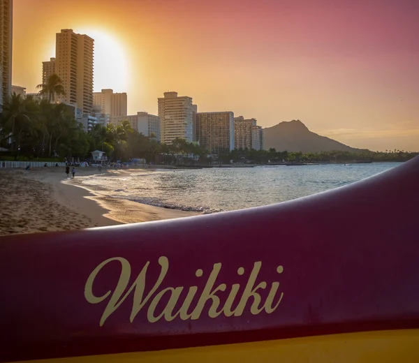 Günbatımında Waikiki Sahilinde Geleneksel Hawaii Avara Kanosu — Stok fotoğraf