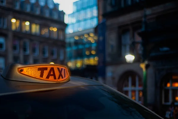 Une Lumière Orange Taxi Dans Une Rue Londres Crépuscule — Photo