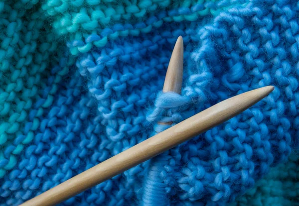 Wooden Knitting Needles Being Used Knit Woollen Blanket Copy Space — Stock Photo, Image