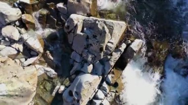 Nehrin yukarısına doğru hızla akan bir akıntı ya da nehir ya da dere boyunca hareket eden bir çekim.