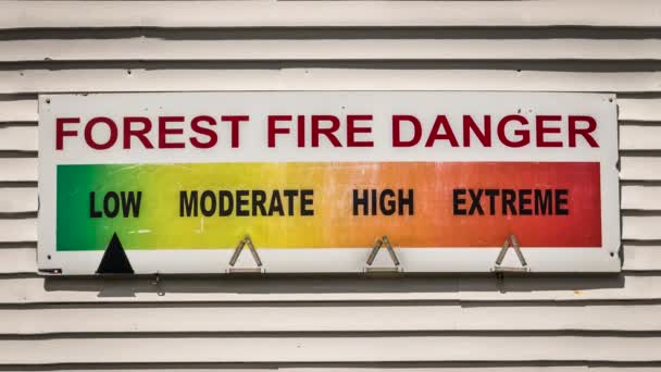 Señal Advertencia Peligro Incendio Forestal Una Estación Bomberos Pasando Bajo — Vídeos de Stock
