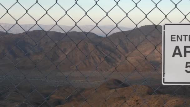 Вход Зону Знак Заборе Военной Базе Пустыне Невада Закате — стоковое видео