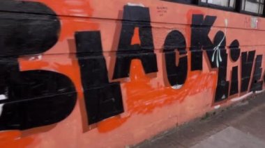 GLASGOW, İngiltere - 4 Nisan 2021: Siyahların Yaşamları Önemi Hareketini Destekleyen Graffiti