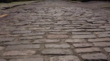 İğrenç, boş bir şehrin kaldırım taşlı arka sokağının Tilt Reveal shot 'ı