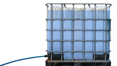 Beyaz arka planda hortumu olan sıvılar için orta büyüklükte bir kütle konteynırı (veya Palet Tankı veya IBC Tankı)