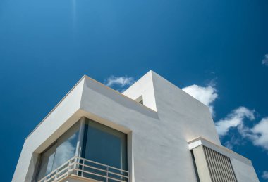Modern Lüks Villa Kopya Alanı ile Parlak Mavi Gökyüzüne Karşı