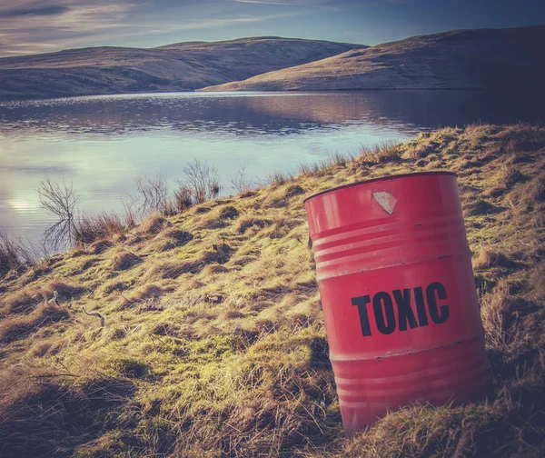 Giftmüll in der Nähe von Wasser — Stockfoto