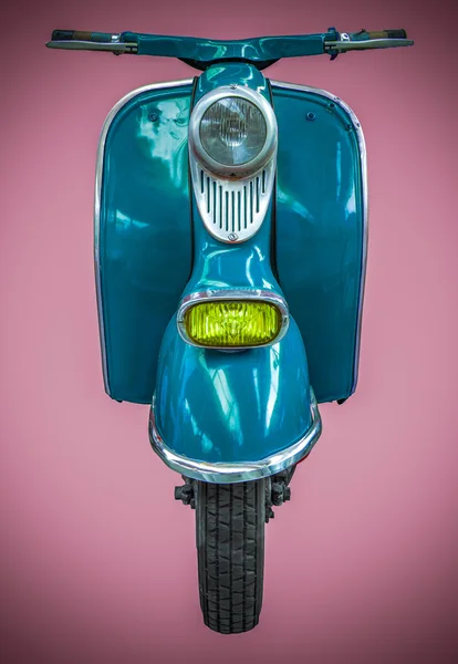 Винтажный синий скутер — стоковое фото