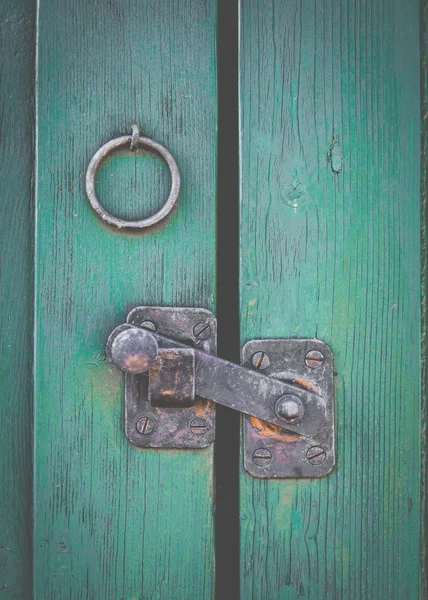 Ретро простоватый дверной замок — стоковое фото