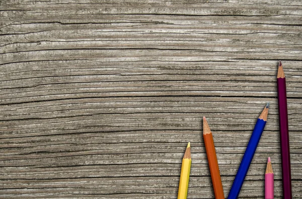 Деревянный школьный стол и карандаши — стоковое фото