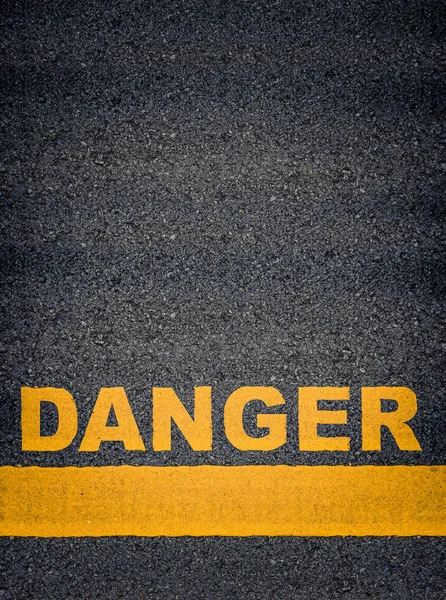 Varningsetiketter asfalterad väg — Stockfoto