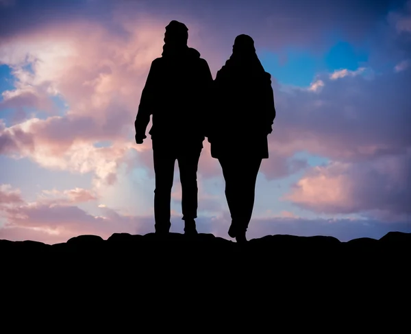 徒步旅行夫妇在日落时 — 图库照片