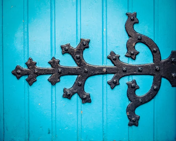 Charnière ornée sur la porte bleue de l'église — Photo