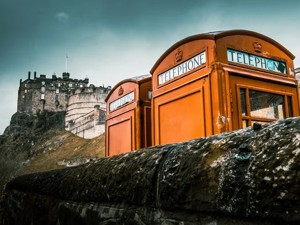 Червоний Phoneboxes Единбурзький замок — стокове фото