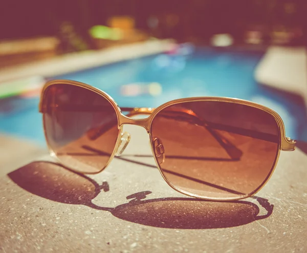 Lunettes de soleil vintage rétro piscine — Photo