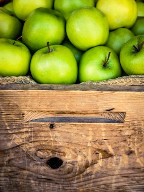 Bir pazarda organik elma