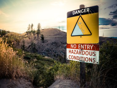 Cliff tehlike işareti