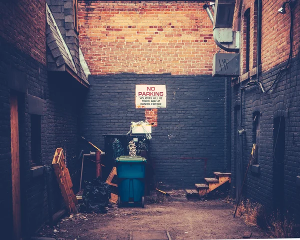 Grungy Urban Alley — Stock Photo, Image