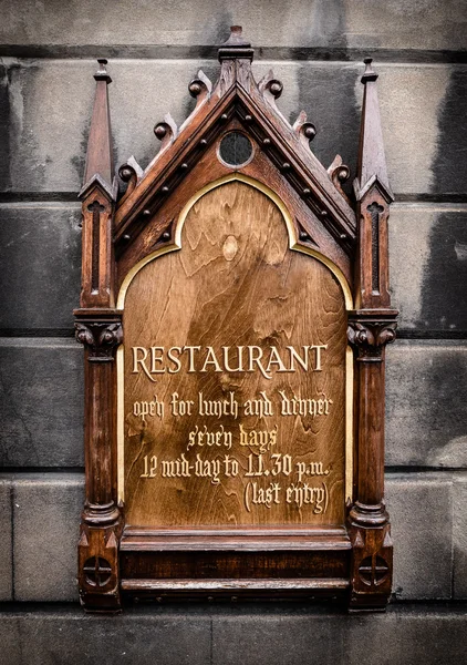 Sinal de restaurante de madeira ornamentado — Fotografia de Stock