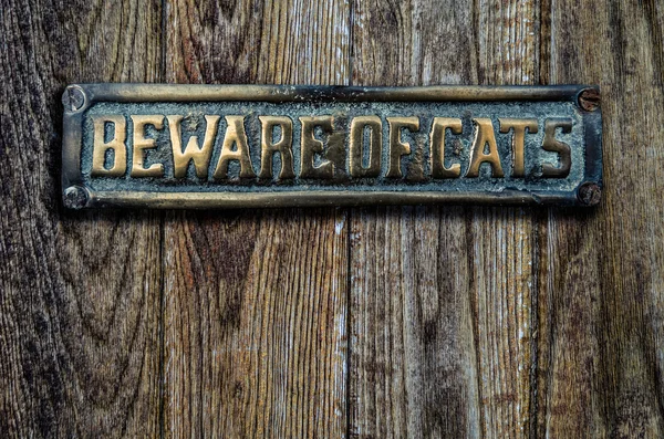 Beware Of Cats Sign On Wooden Door — Stock Photo, Image