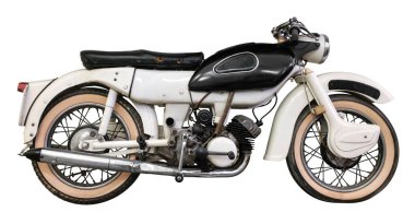 Eskimiş İngiliz Beyaz ve Siyah Motosikleti (Motosiklet) 1950 'lerden kalma, deri koltuklu, beyaz bir arka planda izole edilmiş