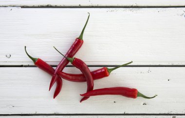 Kırmızı biber bir rustik Beyaz ahşap tablo