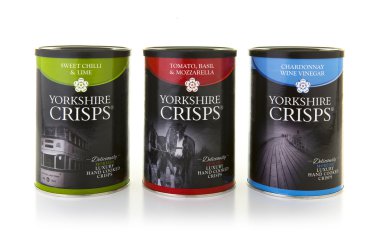 Üç teneke, lüks el pişmiş Yorkshire cips beyaz bir bac üzerinde