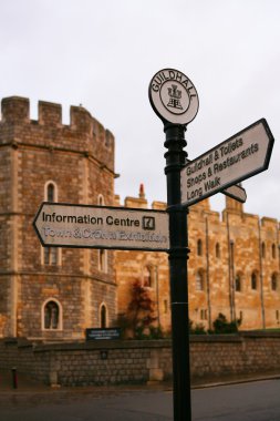Windsor Sarayı önünde işareti yazı