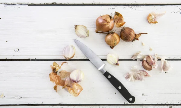 Scalogno e Aglio, con Coltello su Tavolo in Legno Bianco Rustico — Foto Stock