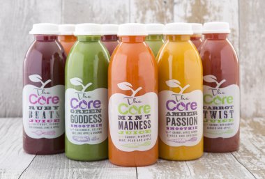 Smoothies ve göbek taze meyve suyu 