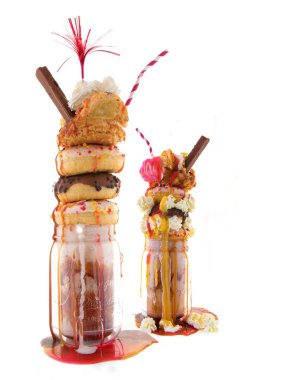 Beyaz bir arka plan üzerinde iki Freakshakes