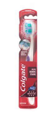 SwINDON, İngiltere - 23 Aralık 2020: Bir Colgate beyaz arka planda en fazla bir diş fırçası.