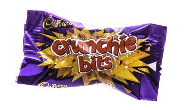 SwINDON, İngiltere - 24 Aralık 2020: Cadbuy Crunchie Bits çikolatası Kahraman Seçme Kutusu 'ndan.