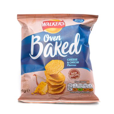 SwINDON, UK - 26 ARALIK 2020: Beyaz bir zemin üzerinde izole edilmiş aylaklar için yeni fırında fırın peyniri ve soğan aromalı cips paketleri. Walkers İngiliz bir yiyecek üreticisi. 