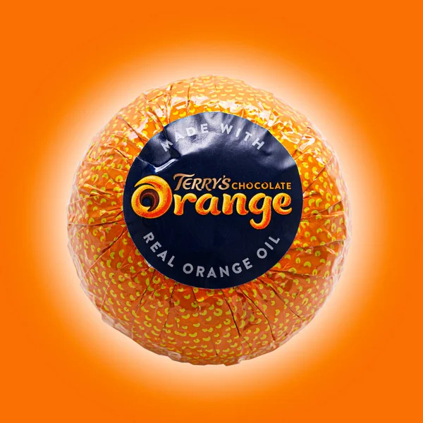 스웨덴 2020 오렌지 배경에 테미스 초콜릿 오렌지 — 스톡 사진