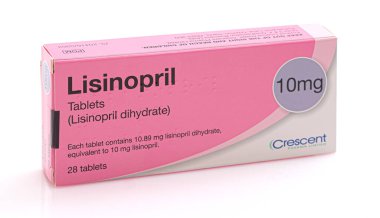 SwINDON, İngiltere - 2 Ocak 2021: bir paket Lisinopril tableti. Beyaz arka planda hipertansiyon tedavisinde kullanılan ACE inhibitör ilacı