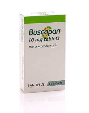 SwINDON, İngiltere - 2 Ocak 2021: Beyaz arka planda Buscopan 10 mg tabletleri paketi.