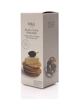 SwINDON, İngiltere - 6 Ocak 2021: Keskin zeytin ve haşhaş tohumlu M & S Siyah Zeytin Krakeri Paketi