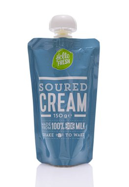 SwINDON, İngiltere - 8 HAZİRAN 2021:% 100 İngiliz Sütünden yapılmış Hello Fresh Soured Cream Paketi