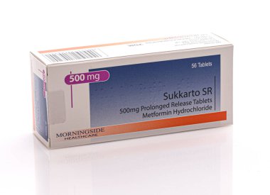 SINDON, İngiltere - 10 HAZİRAN 2021: Sukkarto SR Metformin Hidroklorür Paketi 500mg uzatılmış salıverme tabletleri