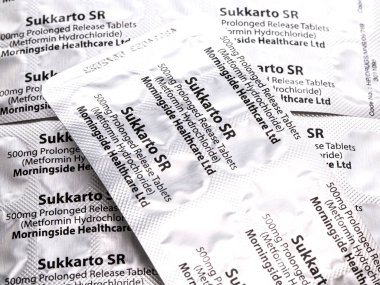 SwINDON, İngiltere - 11 Ocak 2021: Sukkarto SR Metformin Hidroklorür Kabarcık Paketleri 500mg uzatılmış salıverme tabletleri