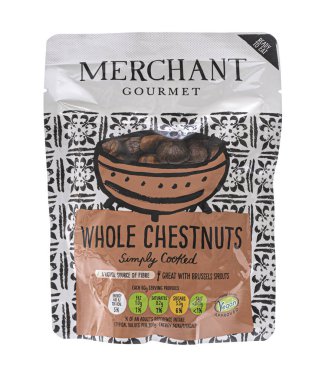 SwINDON, UK - 16 HAZİRAN 2021: Bir paket Tüccar kestane yemeye hazır - beyaz arka planda vegan toplumu tarafından basitçe pişirilip onaylandı