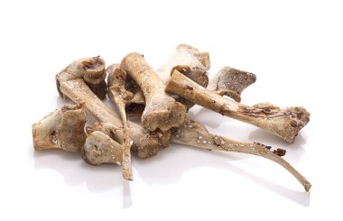 Beyaz arka planda pişmiş kuzu kemiği yığını