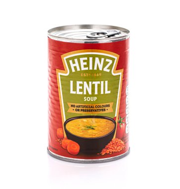 İNSAN, İngiltere - 2 Şubat 2021: Beyaz zemin üzerinde bir kutu Heinz mercimek çorbası