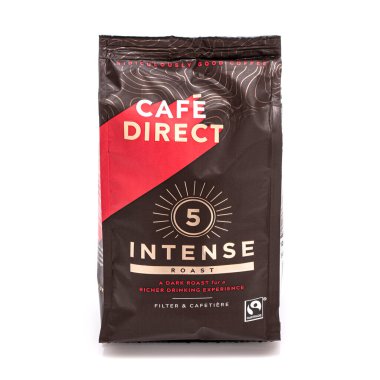 Beyaz arka planda daha zengin bir içme deneyimi için bir paket Doğrudan Cafe Direct Fairtrade yoğun koyu kavrulmuş kahve.