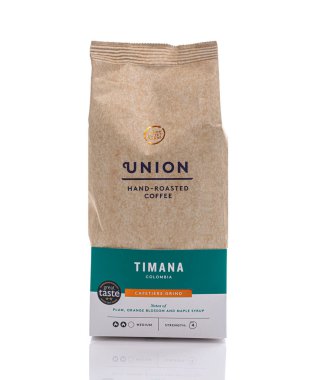 SwINDON, İngiltere - 2 Şubat 2021: Bir paket Union Timana Columbia Hand Ground Coffee Plum, Portakal çiçeği ve akçaağaç pekmezi -
