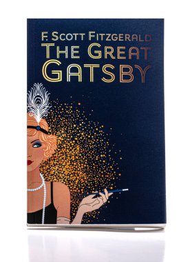 SwINDON, İngiltere - 18 Şubat 2021: The Great Gatsby kitap kapağı F. Scott Fitzgerald 'ın beyaz arka planda
